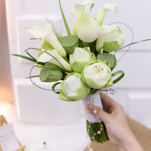 Hoa Cưới Sen Trắng mix Calla, Gương Sen, Cỏ Lan Chi, Cỏ Tia G285