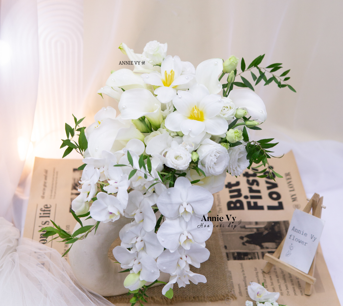 Hoa Cưới Thác Đổ Calla mix Tulip Trắng, Lá Tuyết Mai G438 - Image 2