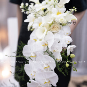 Hoa Cưới Thác Đổ Calla mix Tulip Trắng, Lá Kim Thủy Tùng, Dền Rũ Trắng H343, H538