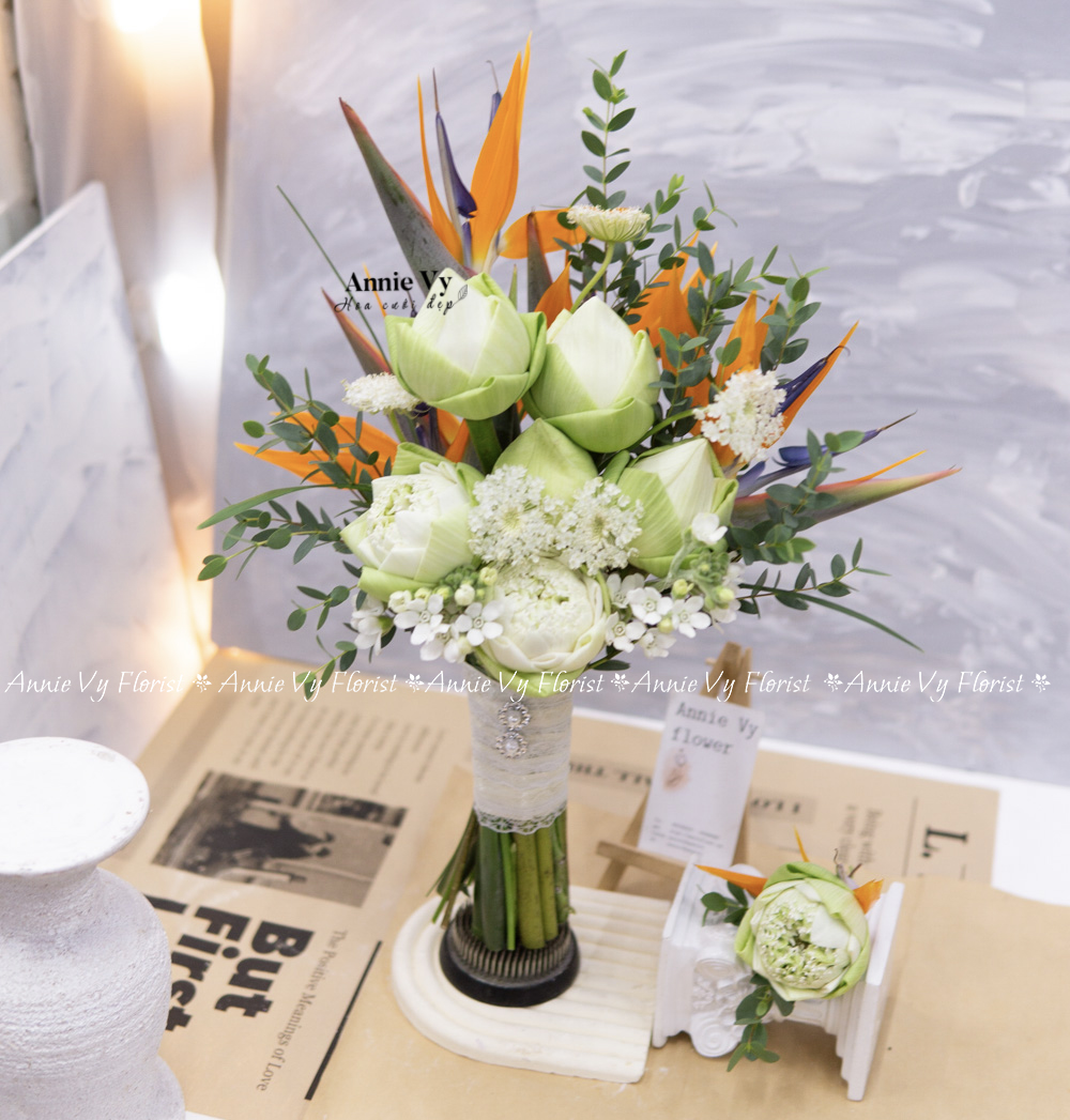 Hoa Cưới Sen Trắng mix Thiên Điểu, Lá Bạc Nhí H625