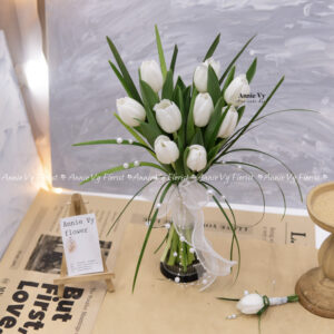 Hoa Cưới Tulip Trắng mix Lá Cỏ Lan Chi H633
