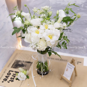 Hoa Cưới Tulip Trắng mix Calla Trắng, Lá Jasmine H658