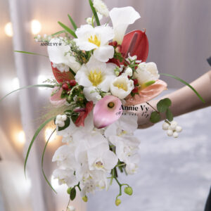 Hoa Cưới Dáng Rủ Calla Hồng mix Tulip Trắng, Hồng Môn Đỏ H864
