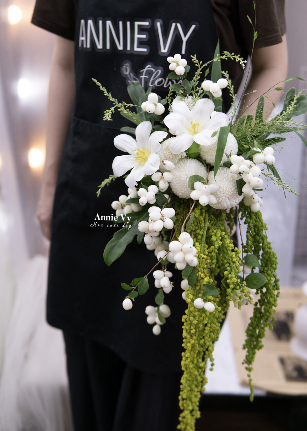 Hoa Cưới Thác Đổ Snowberry Trắng mix Dền Rũ Xanh Lá HA014 - Image 3