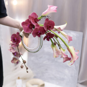HA035- Hoa Cưới Vòng Cung Calla Hồng mix Lan Hồ Điệp Đỏ