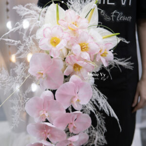 Hoa Cưới Thác Đổ Tulip Hồng mix Lan Hồ Điệp Hồng HA286