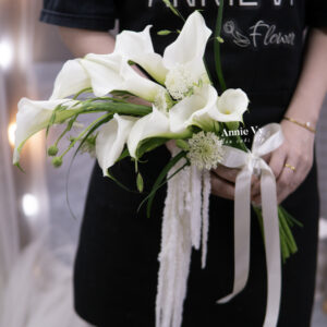 Hoa Cưới Dáng Nghiêng Calla Trắng mix Dền Rũ Trắng HA437