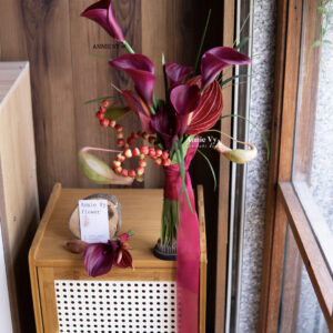 HA750- Hoa Cưới Calla Đỏ Mận mix Nắp Ấm