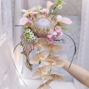 HC089- Hoa Cưới Thác Đổ Thảo Đường Hoàng Đế Hồng, Lan hồ điệp, calla hồng, thiên nga mắt ngọc