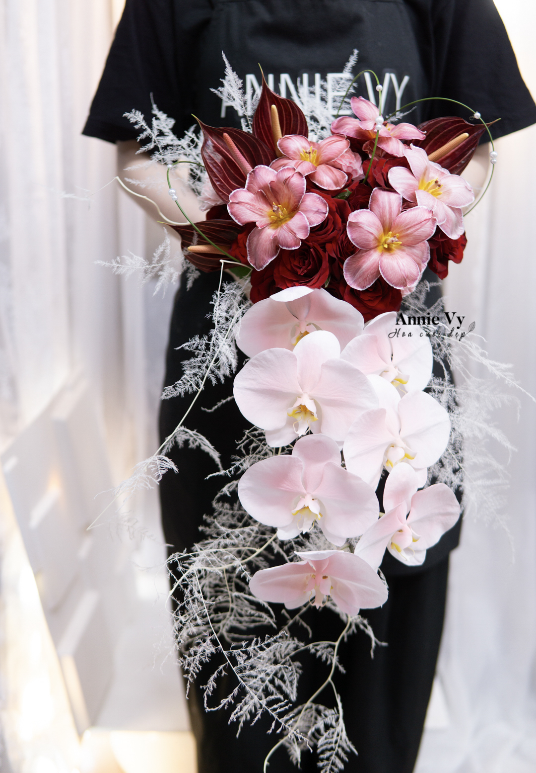 HC123- Hoa Cưới Thác Đổ Tulip Nâu Đỏ mix Lan Hồ Điệp Hồng - Image 4