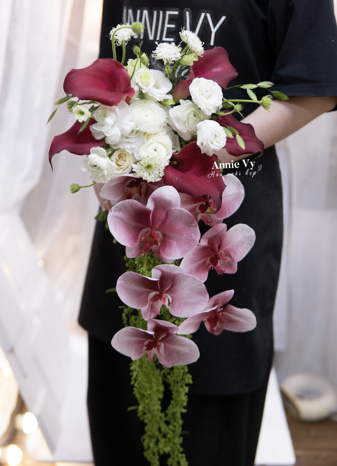 HC289- Hoa Cưới Thác Đổ Calla Đỏ mix Mao Lương Trắng - Image 4