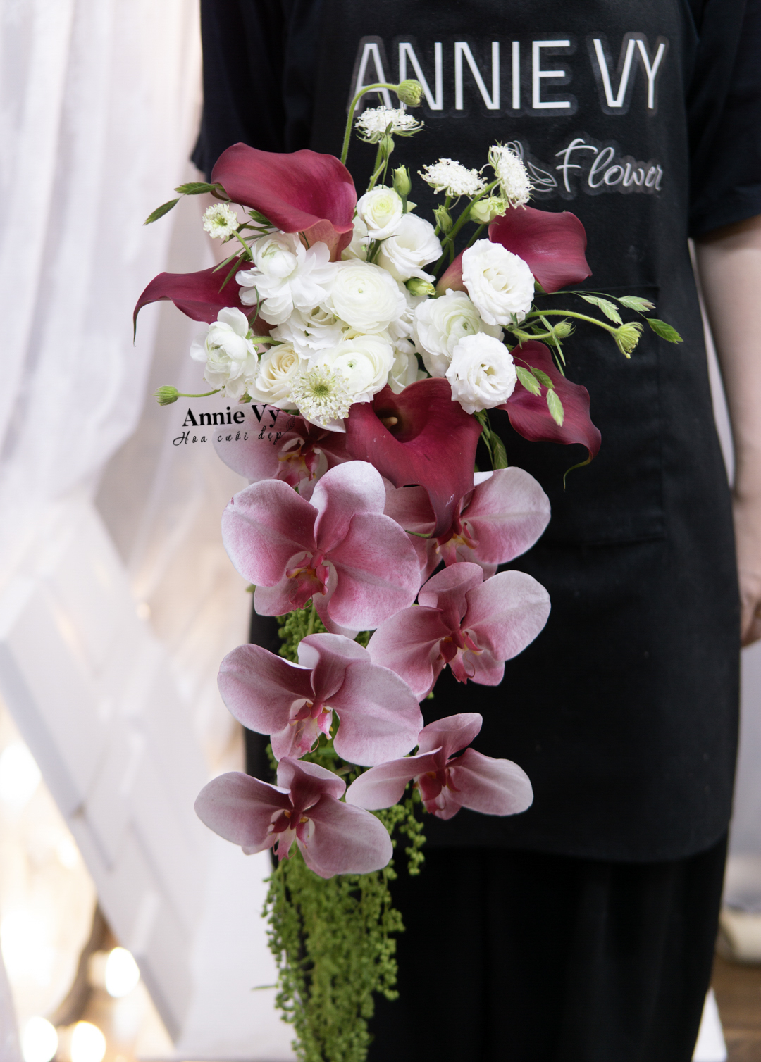 HC289- Hoa Cưới Thác Đổ Calla Đỏ mix Mao Lương Trắng
