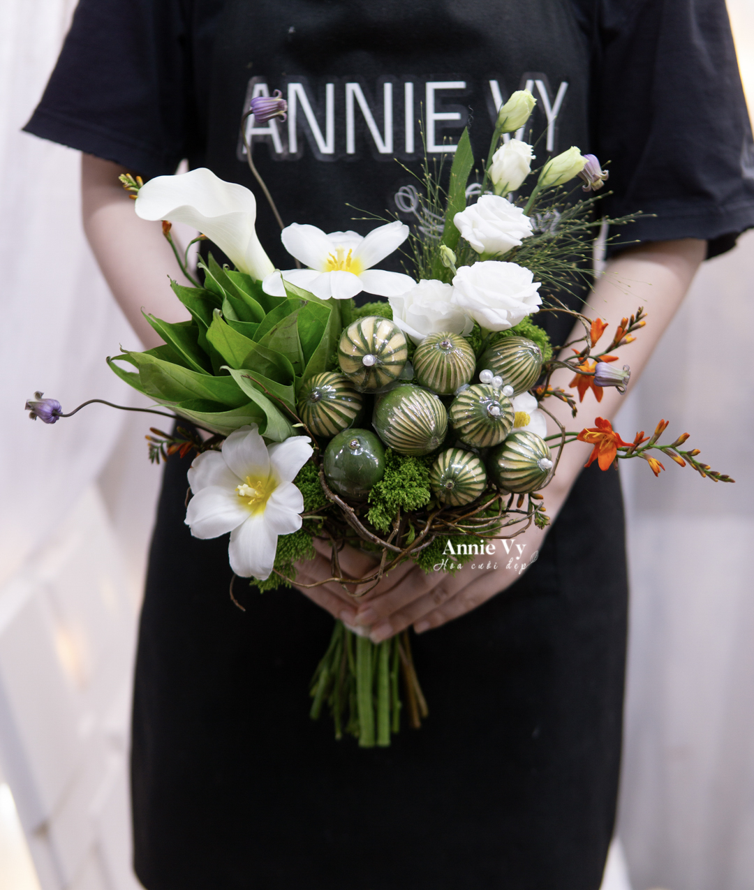 HC320- Hoa Cưới Trầu Cau mix Tulip Trắng, Clematis Tím - Image 2